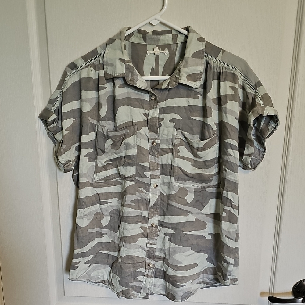Maurices Gray Camouflage Blouse